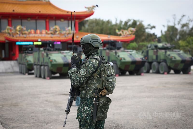 為應對中共近年在台灣周邊海空域進行灰色地帶襲擾,國軍啟動「立即備戰操演」,18日在八里一帶進行操演,多輛雲豹8輪甲車在宮廟前集結待命,士兵全副武裝準備演練。中央社記者王騰毅攝 114年3月18日