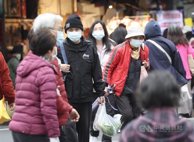 因冷氣團接近，氣溫再降，台北市萬華區18日可見民眾外出時大都穿著保暖衣物。中央社記者張皓安攝 114年3月18日