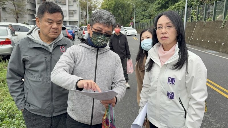 提升台東馬偕醫院醫療能量，民進黨立委莊瑞雄（左）和陳瑩（右）18日協調國產署提供土地擴建，初步達成共識，將由國產署提供附近可撥用土地。前中為國產署台東辦事處主任蕭煇俊。（立委陳瑩辦公室提供）中央社記者盧太城台東傳真  114年3月18日