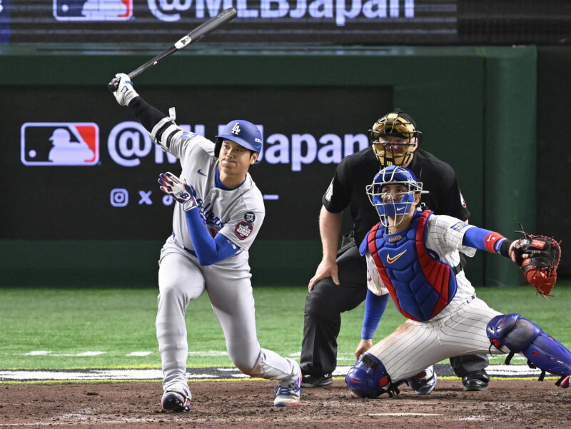 MLB東京開幕戰首賽18日登場，9局上道奇球星大谷翔平（左）擊出二壘安打，率隊以4比1擊敗小熊。（共同社）