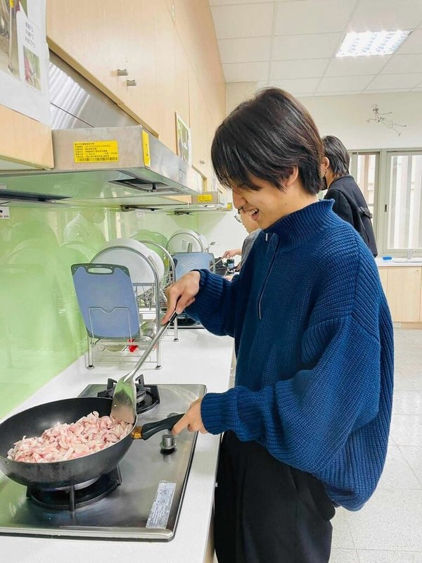 中科實中雙語部19名高三學生,除台灣學生,另有來自英國及其他亞洲國家,校方近日與弘光科技大學餐旅系合作設計畢業專題,透過滷肉飯、鹹酥雞主題課程,讓學生了解在地食材並製作食物。(中科實中提供)中央社記者趙麗妍傳真 114年3月18日