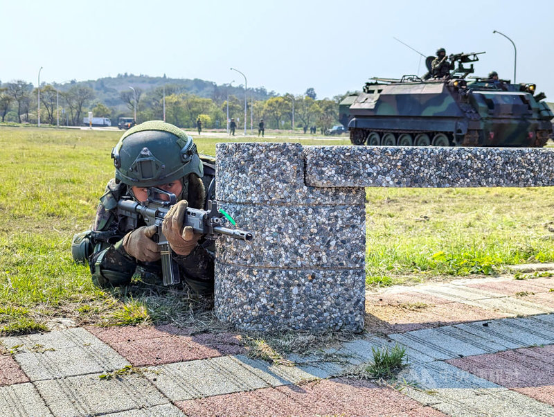 金門防衛指揮部烈嶼守備大隊19日針對金門大橋執行「重要防護目標應援演練」,共出動2輛M41D戰車及2輛CM21甲車,操演人員約40餘人。中央社記者吳玟嶸攝 114年3月19日