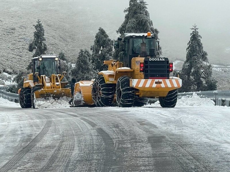 強烈大陸冷氣團搭配水氣，合歡山區18日、19日降雪，至下午積雪仍有約11.5公分，為維護道路安全，交通部公路局持續出動鏟雪車清除路面積雪。（公路局提供）中央社記者蕭博陽南投縣傳真  114年3月19日