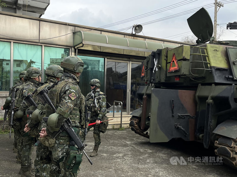 陸軍砲兵戰備部隊操演人員19日至桃園實施陣地轉移、戰力保存及臨戰訓練，現場包括兩輛M109A2砲車依令實施砲操訓練。中央社記者葉臻攝 114年3月19日