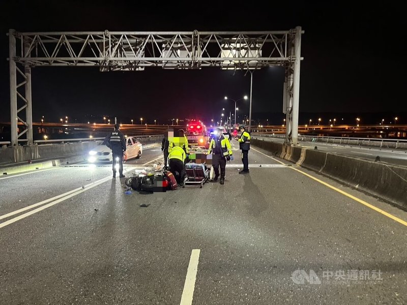 新北市五股區永安大橋19日凌晨發生車禍，86歲李姓老翁騎機車逆向行駛，和24歲康姓女子所騎黃牌重機發生擦撞，康女受傷送醫，老翁急救後宣告不治。（翻攝照片）中央社記者王鴻國傳真  114年3月19日