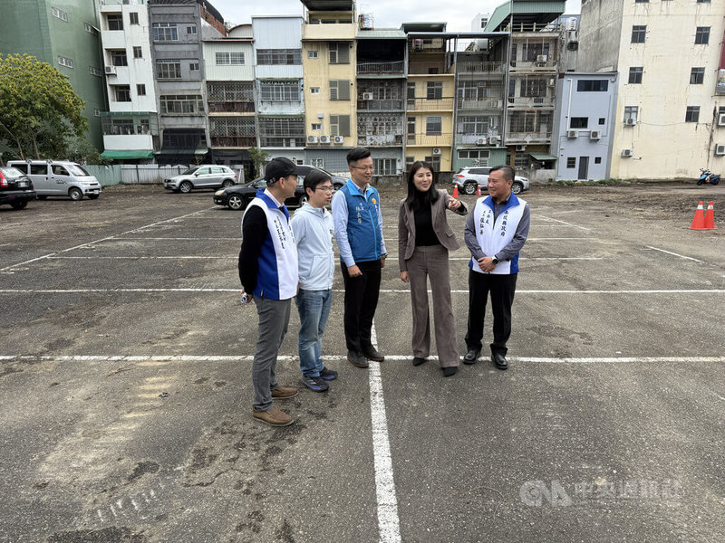 面積6413平方公尺舊台汽南投站土地閒置逾20年,南投縣政府向地主購入取得土地所有權,縣長許淑華(右2)19日說明將規劃興建南投市轉運站。中央社記者蕭博陽南投縣攝 114年3月19日