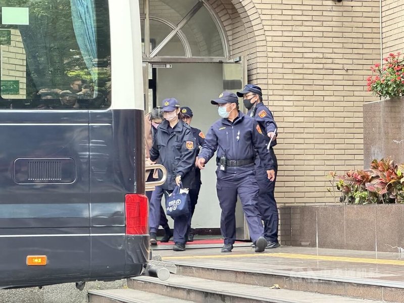 台北市劉姓保母姊妹涉虐死1歲男童「剴剴」遭起訴,台北地方法院19日開庭,庭訊結束後,姊妹由法警戒護上囚車。中央社記者劉世怡攝 114年3月19日