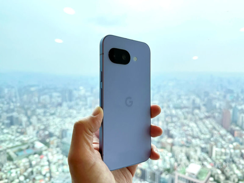 Google 19日發表平價人工智慧(AI)手機Pixel 9a,搭載全新升級的雙後置鏡頭系統,相機板以大自然和水滴為靈感,外觀略帶弧形。中央社記者吳家豪攝 114年3月19日