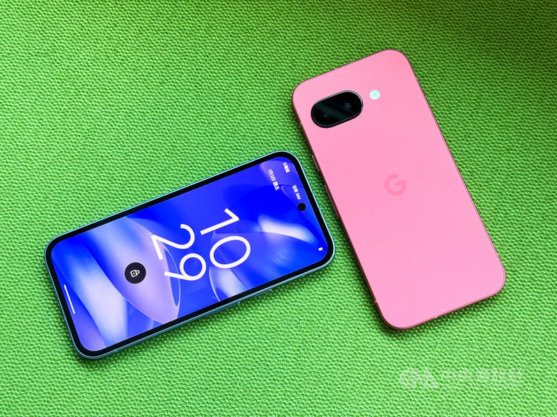 Google 19日發表平價人工智慧(AI)手機Pixel 9a,配備4800萬像素主鏡頭和1300萬像素超廣角鏡頭,是Google首款支援微距對焦的A系列手機。中央社記者吳家豪攝 114年3月19日