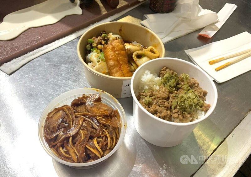 黃仁勳18日在GTC夜市外帶灣區知名台灣小吃「梁媽媽家」的炸彈乾麵,老闆擺出Jensen套餐,包括乾麵、豬耳朵、滷肉飯。中央社記者張欣瑜舊金山攝 114年3月19日