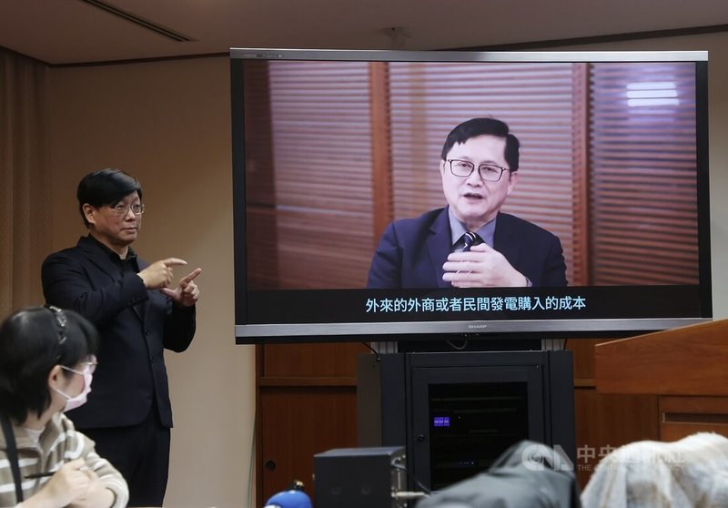 立法院教育及文化委員會召委19日舉行「核子反應器設施管制法」修法公聽會,身兼總統府氣候變遷委員會副召集人的和碩董事長童子賢(右)因人在國外,事先以預錄方式參與。中央社記者郭日曉攝 114年3月19日