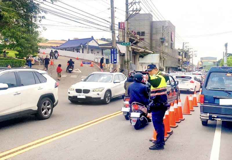 為避免清明節掃墓塞車，彰化縣警察局19日公布交通疏導措施，彰化市第2公墓、芬園鄉第3公墓等將管制人車，提醒民眾注意。圖為員警先前在公墓指揮交通情形。（警方提供）中央社記者吳哲豪傳真  114年3月19日