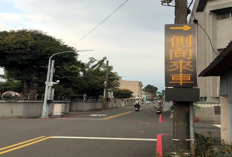 嘉義市政府交通處近來依據過去交通事故資料等要件選定10處無號誌路口試辦智慧安全路口,導入AI智慧偵測與警示技術,提升通行車輛安全。(嘉義市政府提供)中央社記者黃國芳傳真 114年3月19日