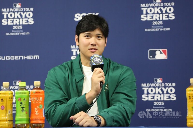 美國職棒MLB揭幕戰18日晚間在東京巨蛋由洛杉磯道奇對決芝加哥小熊，大谷翔平上演2安2得分，率隊以4比1奪勝。他賽後表示，雖然自己通常在打擊時不會緊張，但這次比賽開始時，難得感到緊張。中央社記者楊明珠東京攝 114年3月19日