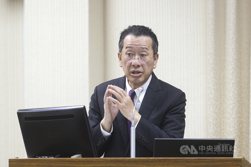立法院外交及國防委員會19日邀請國防部長顧立雄(圖)報告業務概況暨「四年期國防總檢討」;會前受訪對於媒體詢問未來3年內是否會確定義務役的役期延長為2年,顧立雄明確表示,「我們沒有這樣的規劃」。中央社記者鄭清元攝 114年3月19日