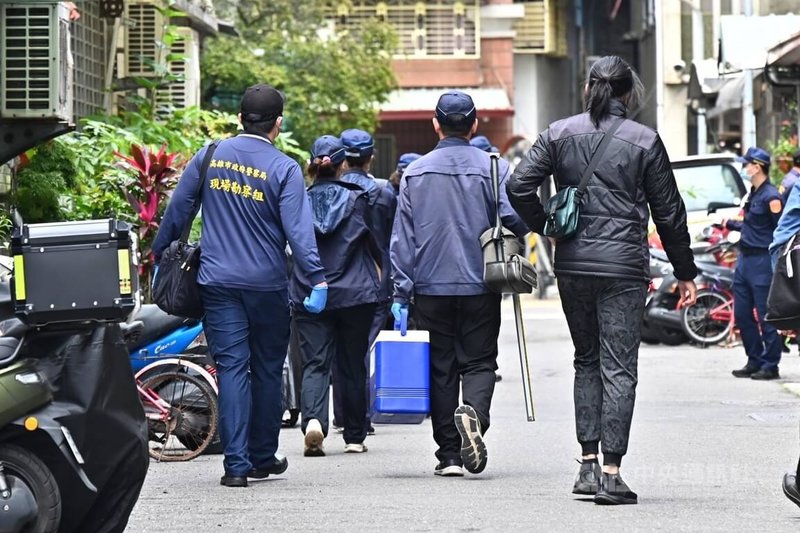 高雄連環殺人案,檢警19日上午再度借提張姓嫌犯到前鎮區住處蒐證,帶走相關證物。中央社記者董俊志攝 114年3月19日