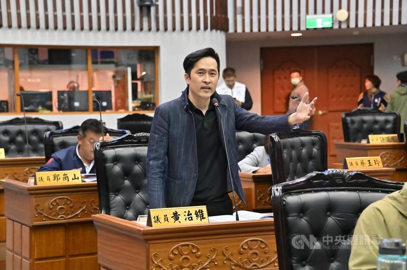 台北市日前發生比特犬兩度跳出車窗咬人事件,民進黨台東縣議員黃治維19日質詢時關心台東縣比特犬數量與現況,及寵物未繫牽繩相關罰則等。中央社記者盧太城台東攝 114年3月19日