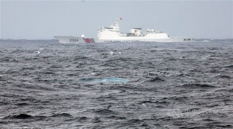 中共18日有23機艦在台海周邊活動，圖為曾在東部海域出現的中國海警艦艇。（中央社檔案照片）