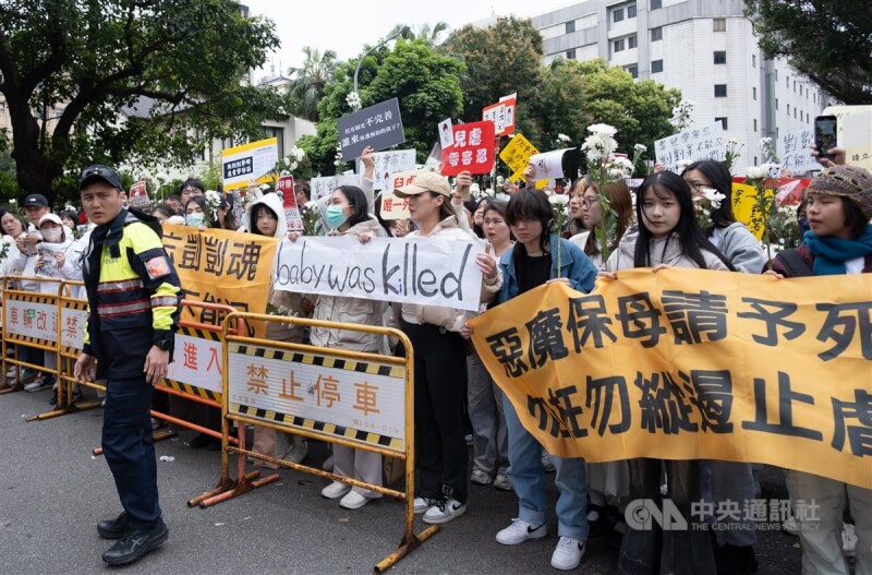 劉姓保母姊妹涉虐童致死案,台北地方法院9日第4次開庭審理,不少民眾19日下午在法院外集結,手持標語及白花並高喊「唯一死刑」。中央社記者趙世勳攝 114年3月19日