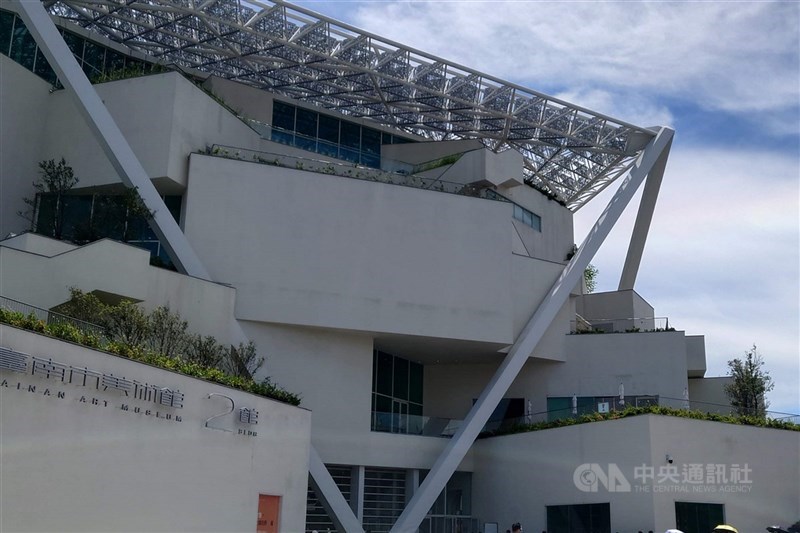 台南國家美術館籌備處將在3月25日揭牌,將以台南市美術館2館(圖)為營運基地。(中央社檔案照片)