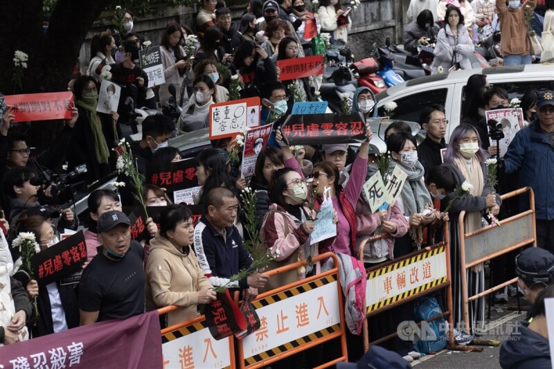 台北市劉姓保母姊妹涉虐死1歲男童「剴剴」,台北地方法院19日下午第4次開庭,北院外集結大批聲援民眾,高喊「惡魔保母、唯一死刑」等口號。中央社記者趙世勳攝 114年3月19日