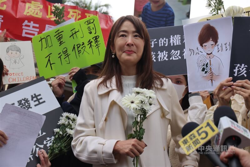劉姓保母姊妹涉虐童致死案19日下午在台北地方法院寶慶院區進行第4次開庭,民眾發起聲援「加重虐童刑責」行動,在法院外集結表達訴求,台北101董事長賈永婕(中)也到場聲援。中央社記者趙世勳攝 114年3月19日
