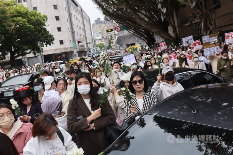 台北市劉姓保母姊妹涉虐死1歲男童「剴剴」,台北地方法院19日下午第4次開庭,民間團體發起聲援行動,號召民眾到台北地院外陳情。中央社記者趙世勳攝 114年3月19日