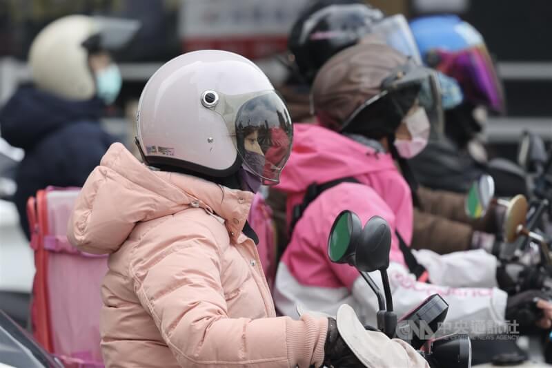 圖為台北市街頭機車騎士穿羽絨衣、戴手套禦寒。中央社記者王飛華攝 114年3月19日