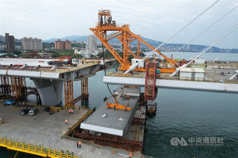 位於新北市的淡江大橋新建工程第3標主橋段工程,18日吊裝9T鋼梁節塊,工作人員在鋼節塊上進行準備工作。中央社記者徐肇昌攝 114年3月18日