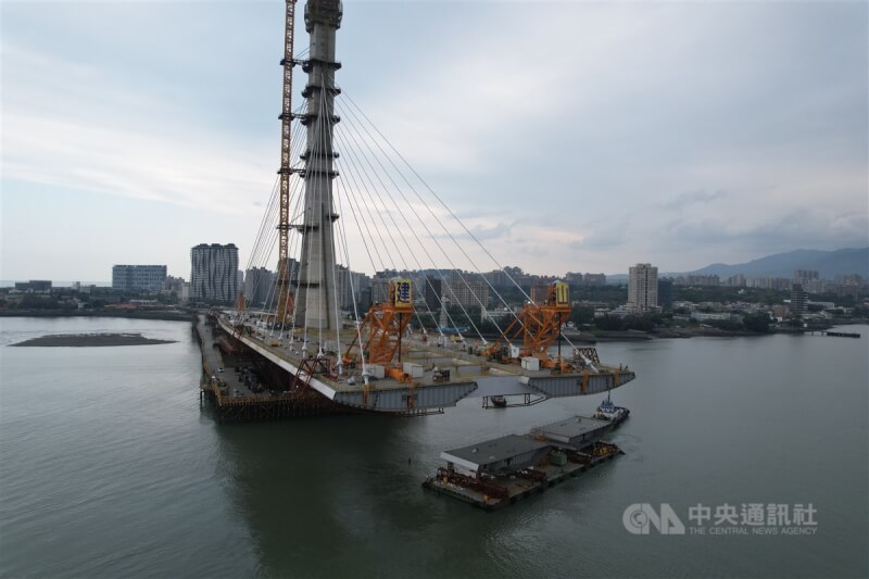 淡江大橋第3標主橋段工程進行中,18日吊裝9T鋼梁節塊,工作人員一早從台北港將鋼節塊運送到工區。中央社記者徐肇昌攝 114年3月18日