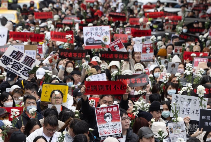 劉姓保母姊妹涉虐童致死案19日下午在台北地方法院寶慶院區進行第4次開庭，有民眾自行發起聲援活動，為已逝受虐男童討公道。中央社記者趙世勳攝 114年3月19日