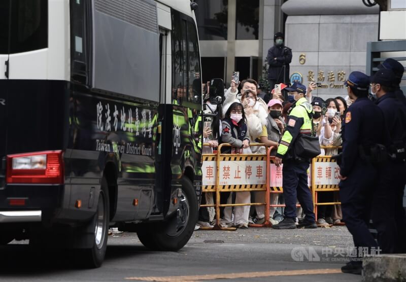 劉姓保母姊妹被控虐死男童「剴剴」,民眾發起偶發性聲援行動,台北地院國民法官庭19日開庭審理,庭審結束後囚車駛離法院,聲援者在庭外高呼不得假釋等訴求。中央社記者趙世勳攝 114年3月19日