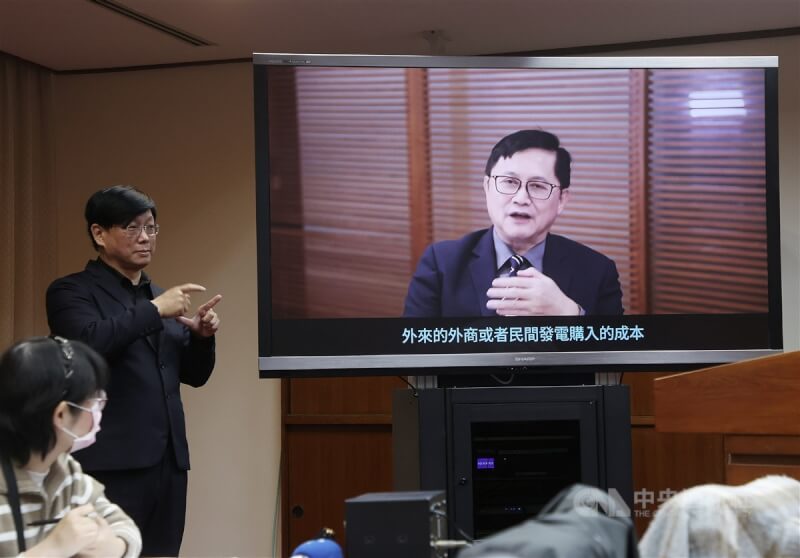 立法院教育及文化委員會召委19日舉行「核子反應器設施管制法」修法公聽會,身兼總統府氣候變遷委員會副召集人的和碩董事長童子賢(右)因人在國外,事先以預錄方式參與。中央社記者郭日曉攝 114年3月19日