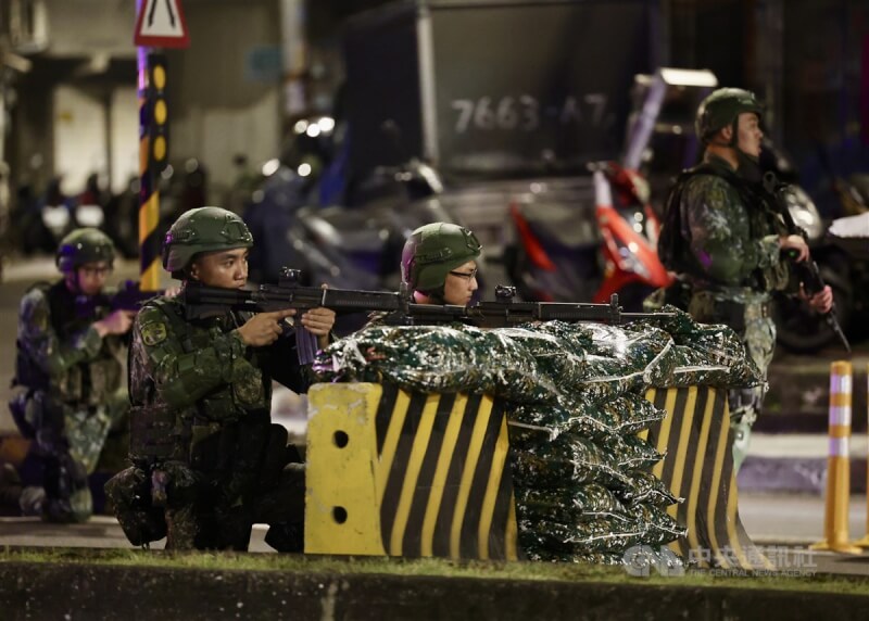 圖為國軍漢光演習，憲兵於掩體後警戒待命。（中央社檔案照片）