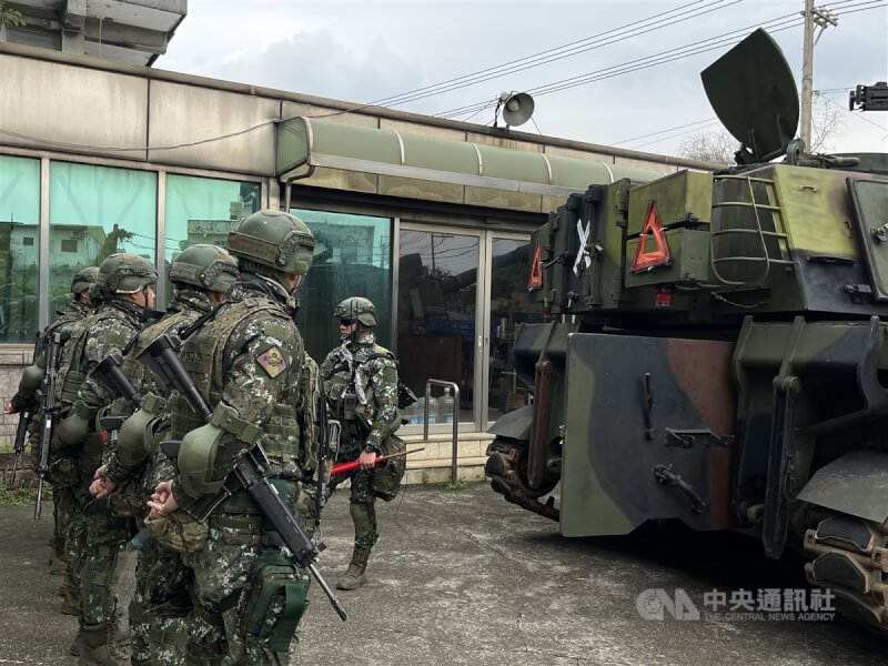 陸軍砲兵戰備部隊操演人員19日至桃園實施陣地轉移、戰力保存及臨戰訓練，現場包括兩輛M109A2砲車依令實施砲操訓練。中央社記者葉臻攝 114年3月19日