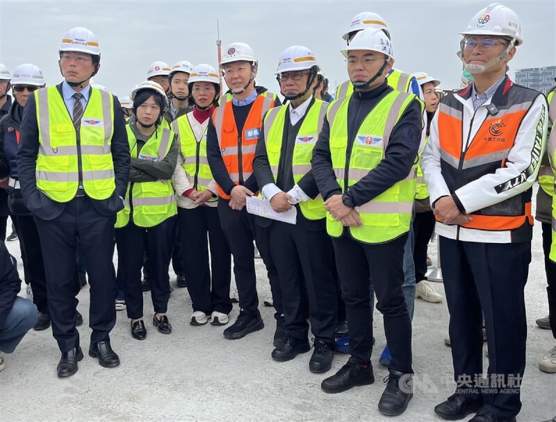 立法院交通委員會19日考察淡江大橋工程,民進黨立委蘇巧慧(前左3)、國民黨立委洪孟楷(前右2)及民眾黨立委黃國昌(前左)出席,聽取簡報,關心工程進度。中央社記者趙敏雅攝 114年3月19日