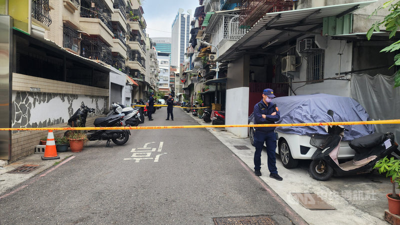高雄連環殺人分屍案,檢警繼7日借提張姓嫌犯到雄檢偵訊後,19日上午再度借提,帶往其前鎮區住處蒐證,現場拉起封鎖線。中央社記者洪學廣攝 114年3月19日