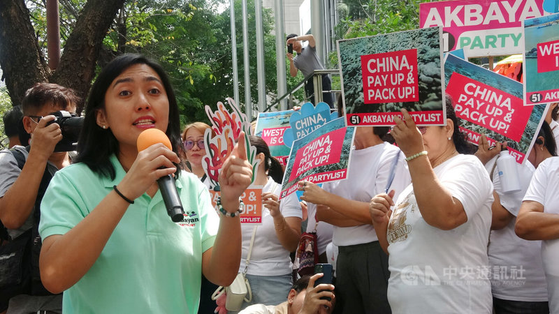 菲律賓並肩黨總裁戴維(Rafaela David,左)19日帶領菲律賓民眾到中國駐菲律賓領事館前示威,要求中國為在菲律賓南海聲索區域造成的生態破壞進行賠償。中央社記者林行健馬卡蒂市攝 114年3月19日