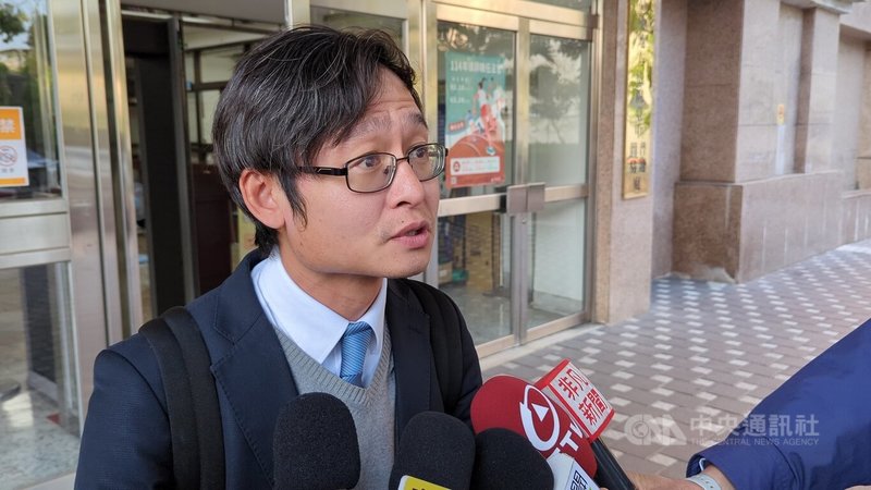 賴姓男高三生案,賴母提起婚姻無效民事訴訟19日再開庭,賴母的委任律師王彥(圖)表示,全案預計5月間將審結,對案件抱持審慎樂觀的態度。中央社記者蘇木春攝 114年3月19日