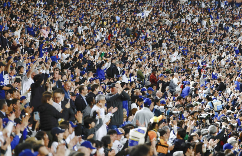 大谷翔平本季首轟出爐,東京巨蛋全場球迷情緒沸騰。(共同社)
