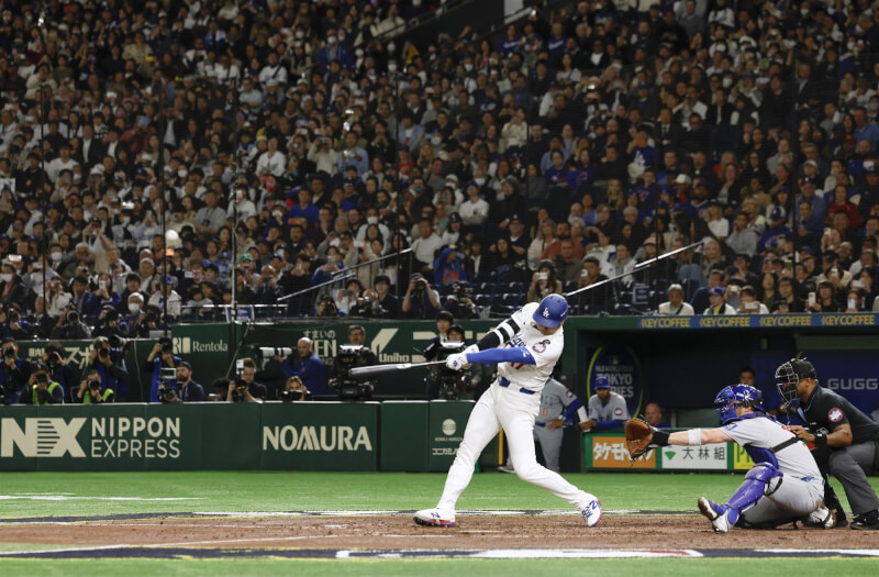 大谷翔平5局上擊出本季首轟。(共同社)