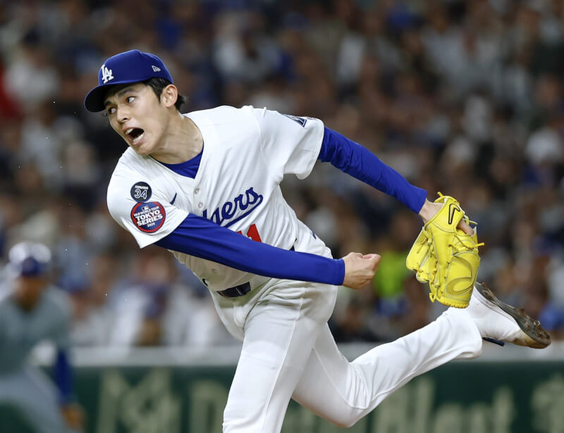 MLB海外開幕系列賽第二戰19日繼續在東京巨蛋舉行，「令和怪物」佐佐木朗希首次在大聯盟亮相。（共同社）