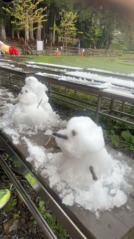 冷氣團持續發威，新竹縣尖石鄉近日飄雪成銀白世界，馬偕紀念醫院位於尖石鄉的秀巒衛生室外有民眾推起雪人。（馬偕紀念醫院提供）中央社記者沈佩瑤傳真  114年3月19日