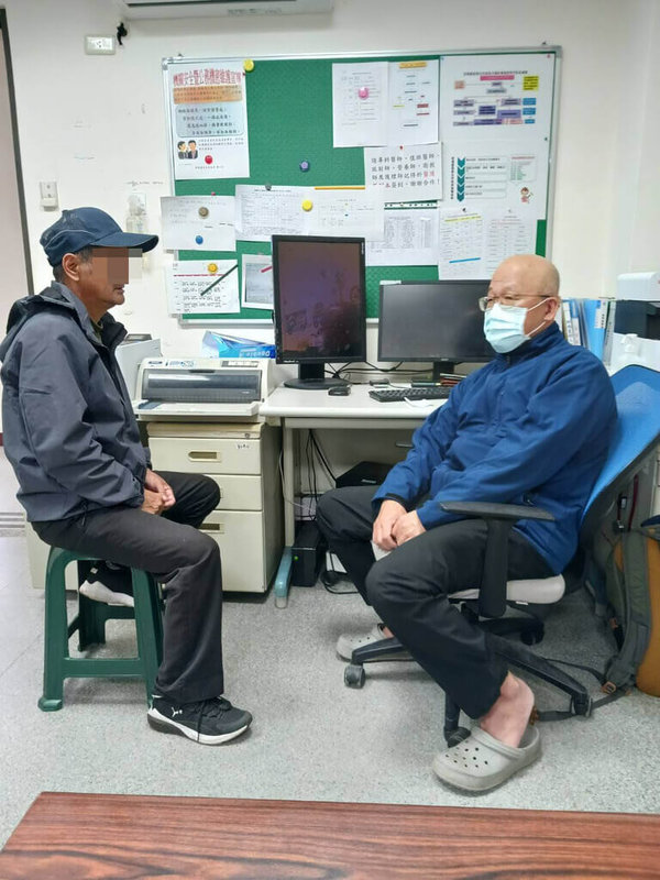 高雄市那瑪夏區61歲孫姓男子日前到衛生所就診時突然失去意識，當天值班高雄榮總急診醫學部醫師陳文毅（右）憑藉豐富經驗緊急插管，並啟動後送機制，成功救命。（高雄榮民總醫院提供）中央社記者蔡孟妤傳真  114年3月19日