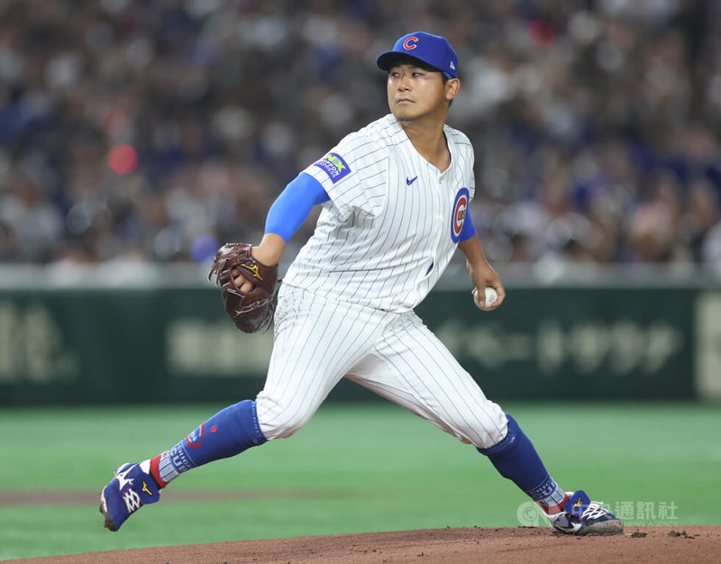 美國職棒18日晚間在東京巨蛋由洛杉磯道奇對決芝加哥小熊,本場比賽締造歷史,小熊先發投手今永昇太和道奇先發投手山本由伸以MLB球員身分重返東京巨蛋,在大聯盟揭幕戰首次上演日本投手之間的對決。中央社記者楊明珠東京攝 114年3月18日