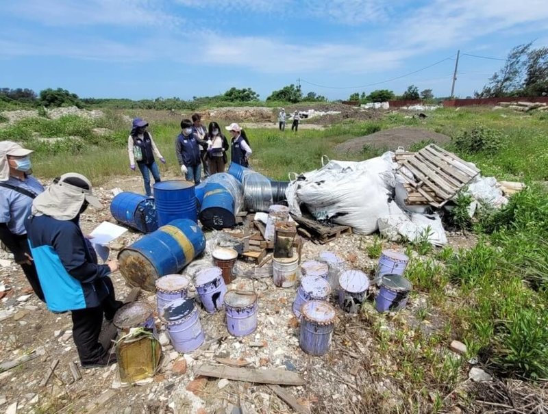 環境部環境管理署20日指出，有不肖業者3年前承租新竹市香山區一處農地，宣稱要從事農業耕種，又以另一間公司非法收受廢棄物堆放牟利，採樣蒐證後報請新竹地檢署指揮偵辦，將孫姓男子等8人及4間法人公司依廢棄物清理法起訴。（環境部環境管理署提供）中央社記者魯鋼駿傳真  114年3月20日