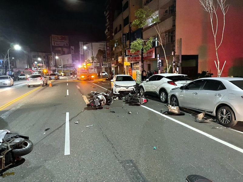 嘉義市興業西路20日凌晨發生酒駕肇事事故,駕駛過彎高速衝向對面慢車道,當場撞毀11輛路旁汽機車。(民眾提供)中央社記者黃國芳傳真 114年3月20日