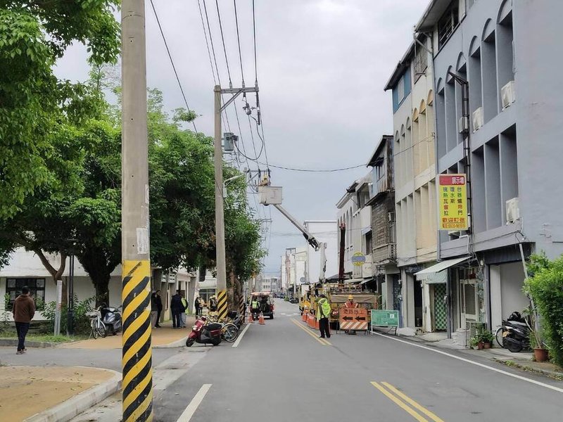 花蓮1名顏姓工人20日上午在玉里鎮中華路進行台電高壓電施工時不慎誤觸高壓電，導致觸電、衣物起火，所幸送醫後生命跡象穩定。（民眾提供）中央社記者張祈傳真  114年3月20日