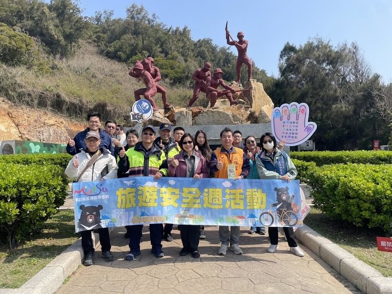 交通部觀光署馬祖國家風景區管理處20日會同相關單位,舉辦「連江縣第一季旅遊安全聯合宣導暨水域安全稽查」,人員於南竿大北海遊憩區進行旅遊安全宣導。(馬祖國家風景區管理處提供)中央社記者潘欣彤傳真 114年3月20日