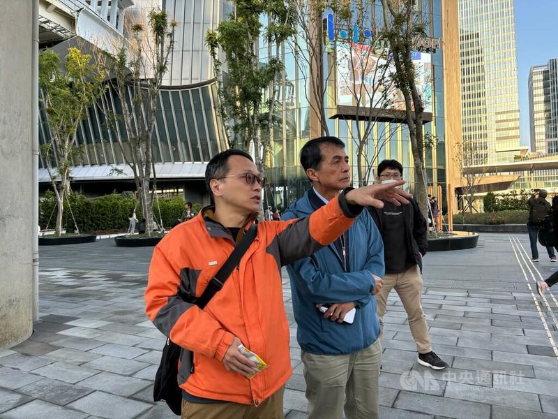 日本三井不動產旗下大型購物中心LaLaport南港店20日盛大開幕,台北市政府交通局嚴陣以待,除派員進駐商場內應變中心,交通局長謝銘鴻(前左2)也在傍晚下班尖峰時間到場視察車流狀況。中央社記者陳昱婷攝 114年3月20日